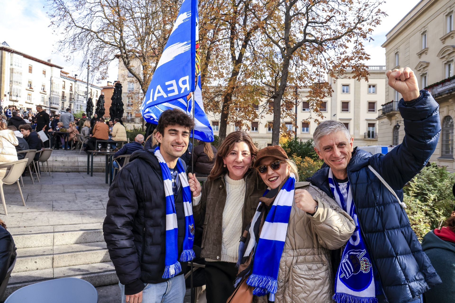 Las aficiones del Alavés y de la Real Sociedad inundan las calles de Vitoria