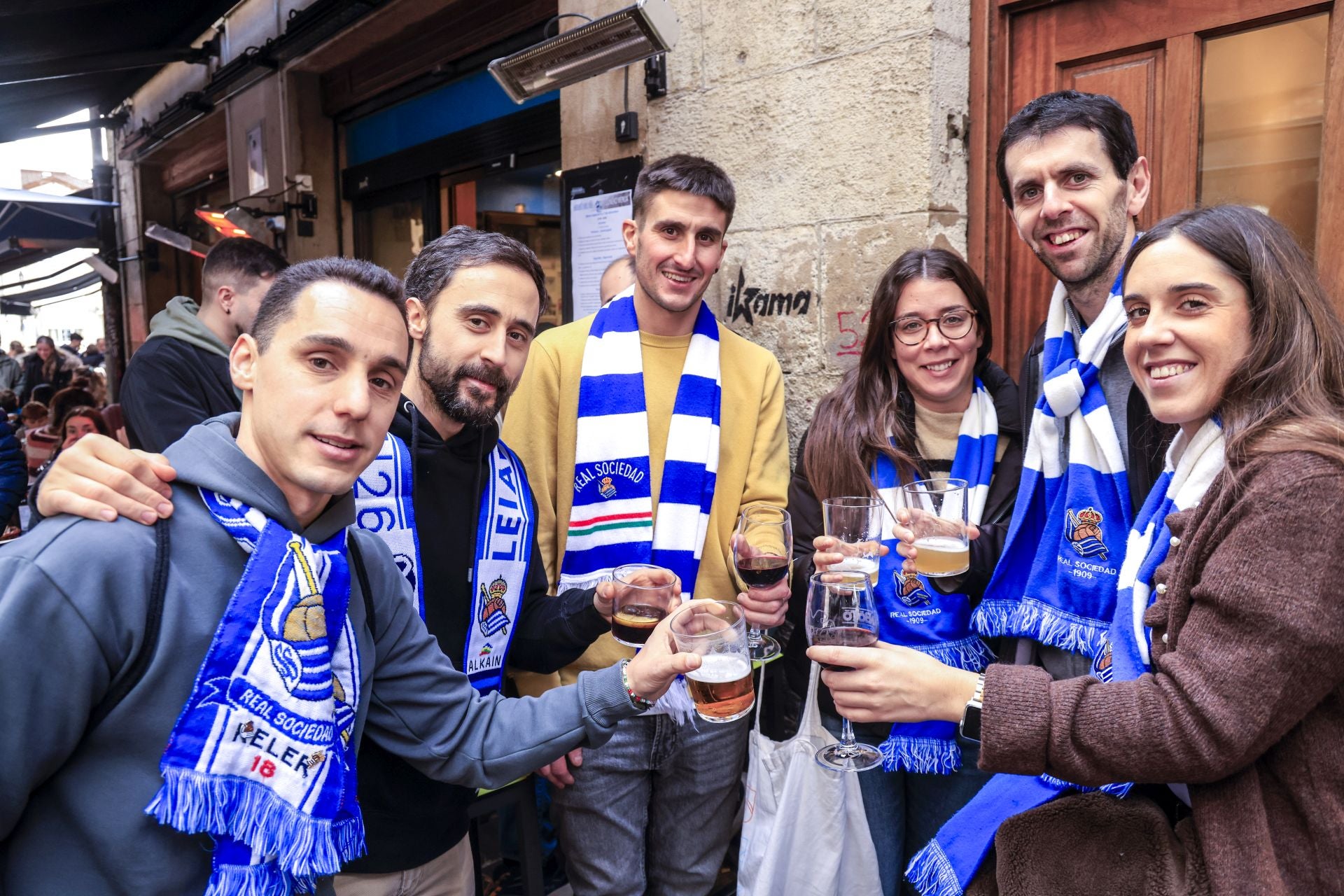 Las aficiones del Alavés y de la Real Sociedad inundan las calles de Vitoria