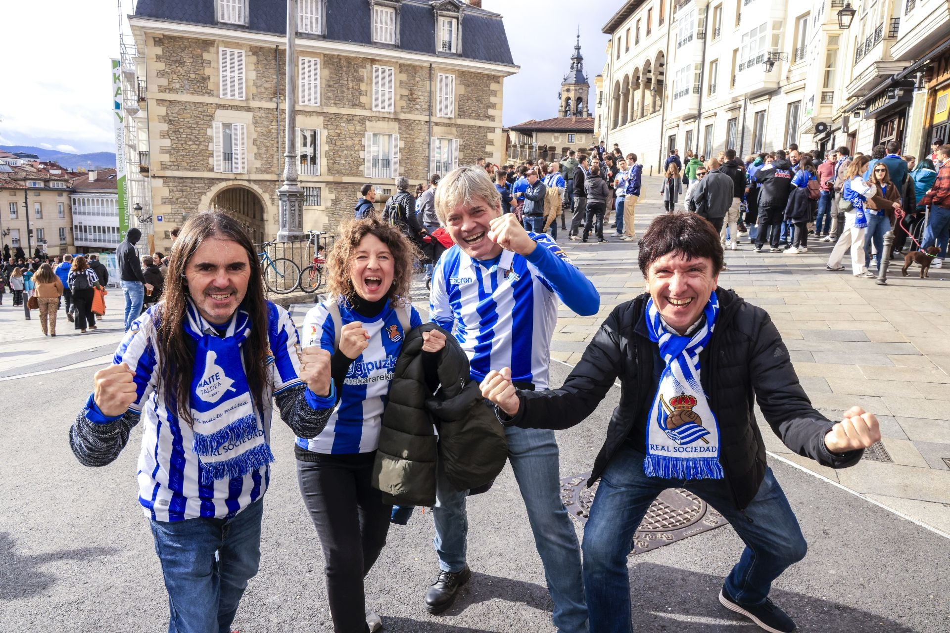 Las aficiones del Alavés y de la Real Sociedad inundan las calles de Vitoria