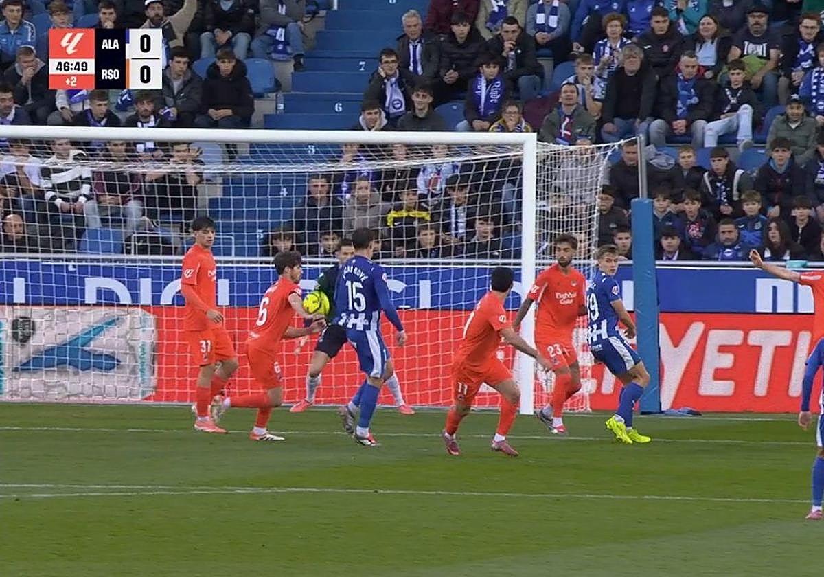 La mano de Elustondo que terminó en penalti para el Alavés.