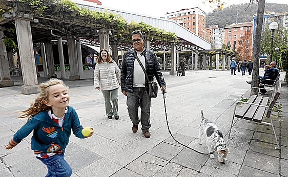 Victor Pérez pasea con su familia por el centro de Rekalde satisfecho por el arranque en 2027 de las obras de la línea 4.