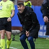 Un expresivo a Coudet se dirige a sus jugadores durante el partido.