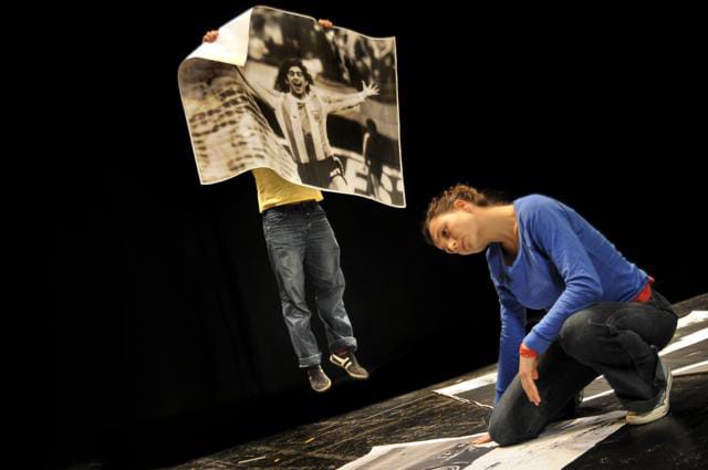 Aktore batzuk, oholtza gainean.