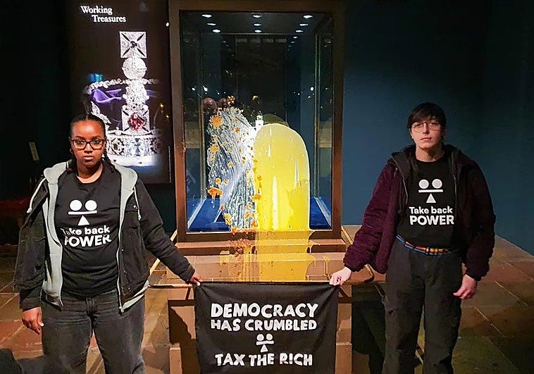 Activistas irrumpen en la Torre de Londres y lanzan natillas y tarta de manzana a una de las joyas de la corona británica