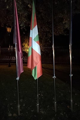 Vandalizan la Casa de Juntas de Gernika y roban la bandera de España