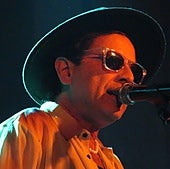 Coti llevó gafas de sol en la oscuridad de la Stage Live.