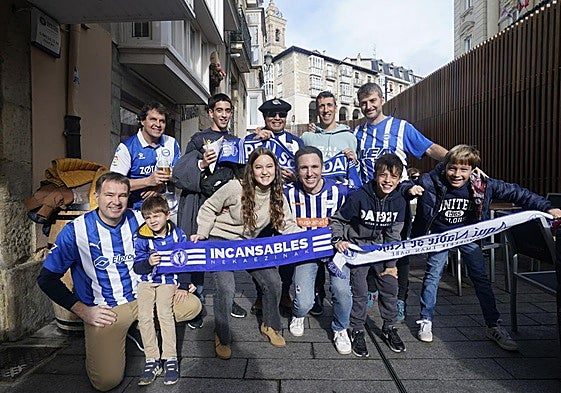 Aficionados del Alavés y la Real Sociedad confraternizan en las horas previas al inicio del derbi.