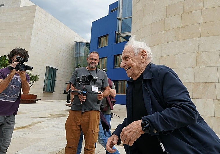 Gehry bromea con los fotógrafos en una visita a Bilbao.