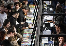 Miles de personas disfrutan de la oferta cultural que se concentra en el pabellón Landako.