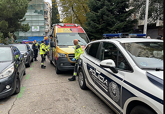Sanitarios de Samur-PC y Policía Municipal en el lugar del suceso.