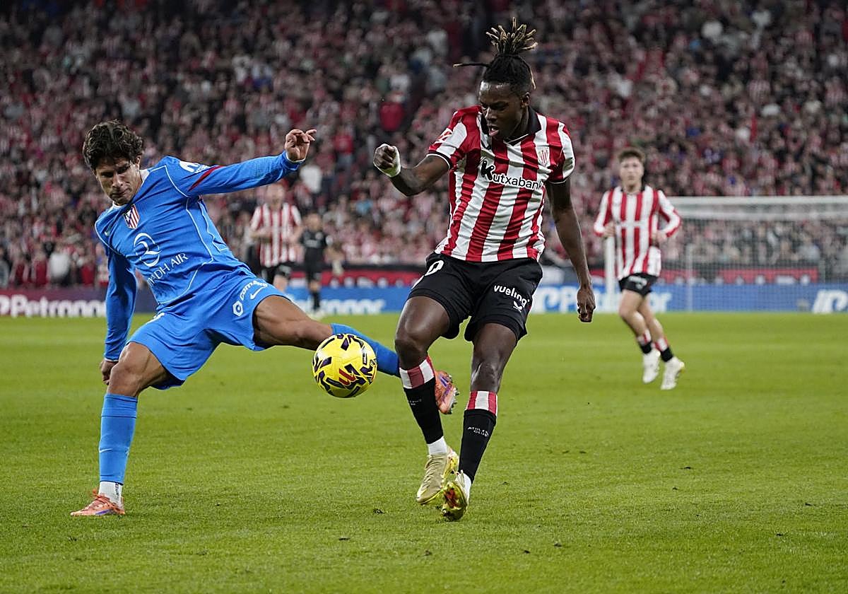 Nico Williams trata de hacerse con el balón ante el marcaje de Giuliano Simeone.
