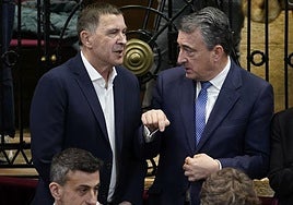 Arnaldo Otegi y Aitor Esteban conversan en un acto en la Casa de Juntas de Gernika.