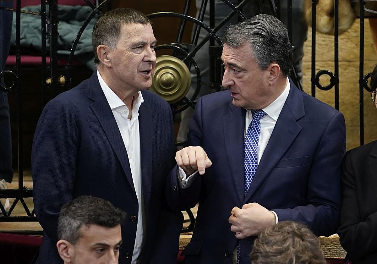 Arnaldo Otegi y Aitor Esteban conversan en un acto en la Casa de Juntas de Gernika.