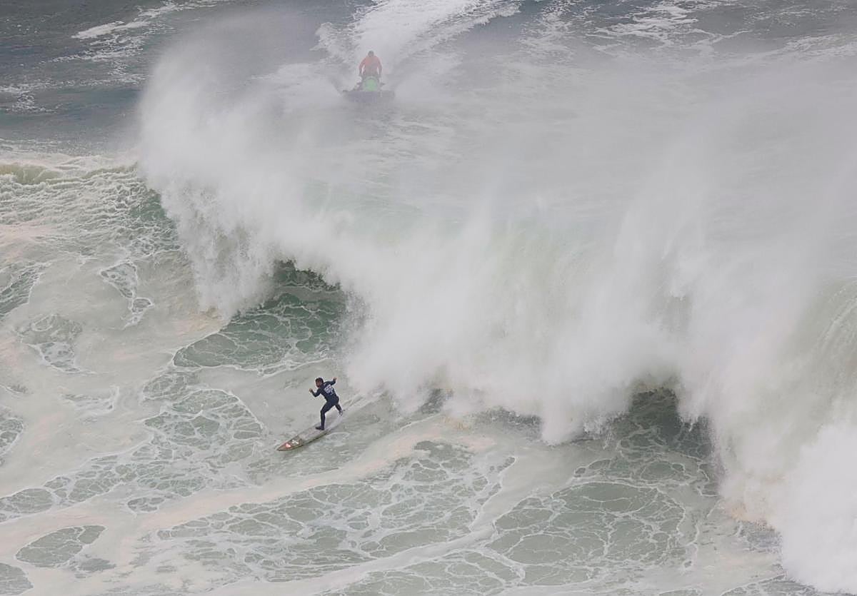 Uno de los participantes coge una ola.