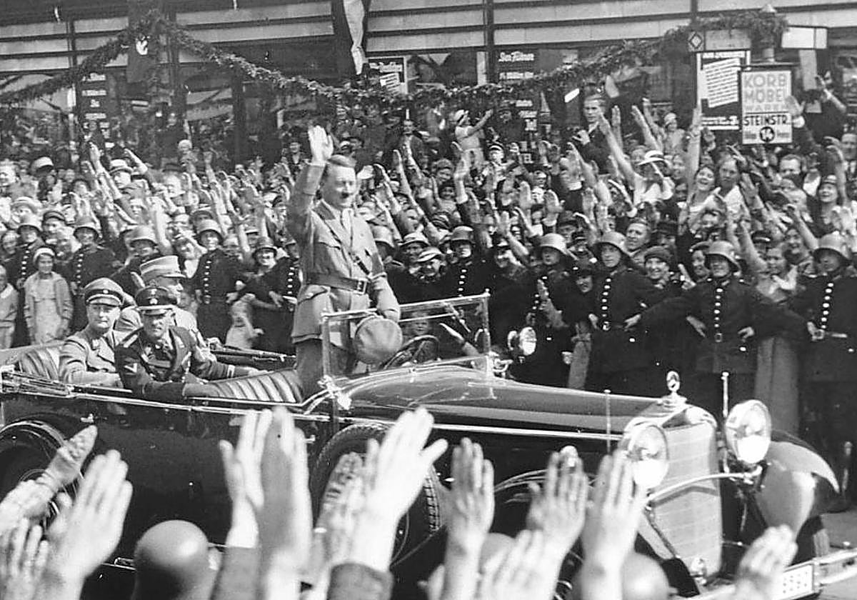 Hitler, rodeado de una multitud que le ovaciona en un acto público en los años 30.
