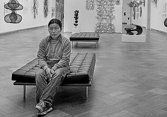 La artista rodeada de algunas de sus obras en una imagen de la exposición neoyorquina.