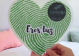 Este aparato son dos papeles plastificados que supuestamente tienen nanopartículas de oro monoatómico en su interior