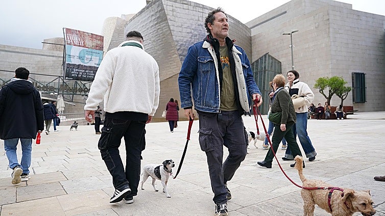 Cientos de visitantes visitan el Guggenheim tras la muerte de su gran artífice.