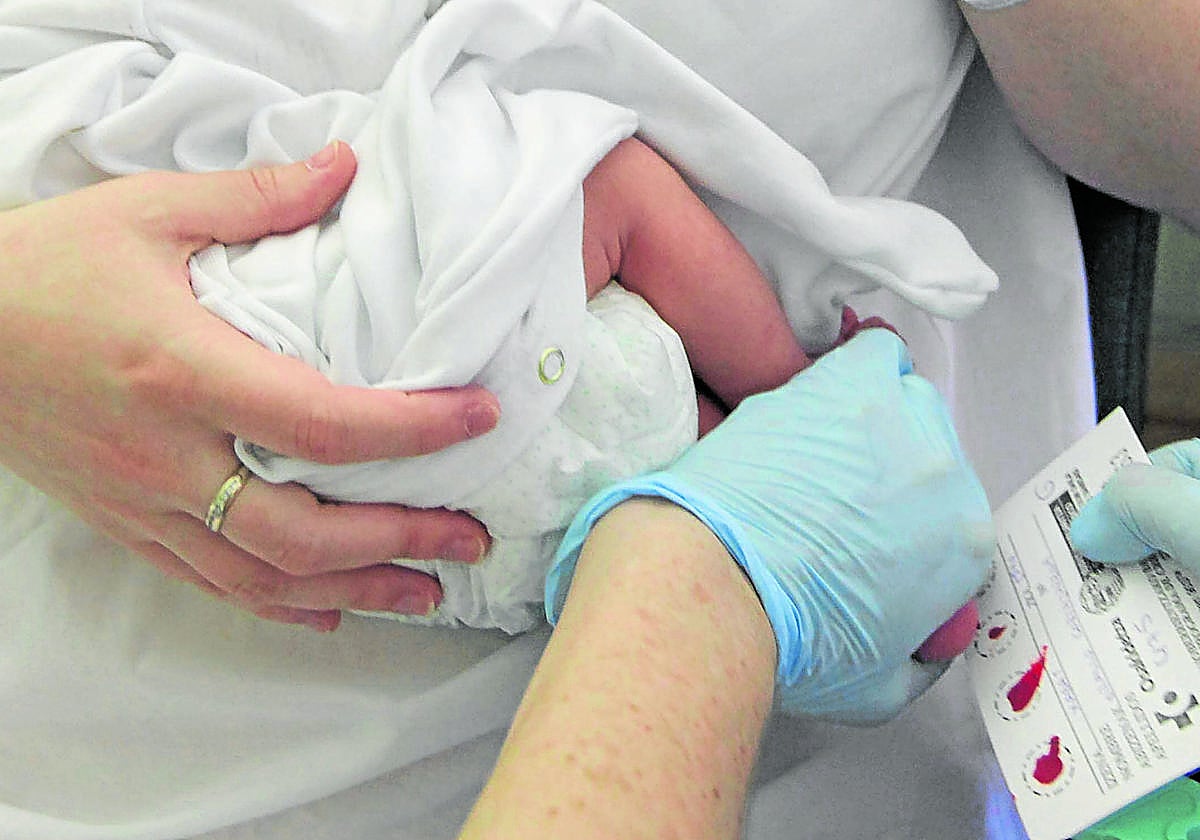 Realizan la prueba del talón a un recién nacido.