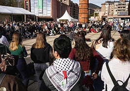 Parón multitudinario en la Azoka para denunciar el genocidio en Palestina