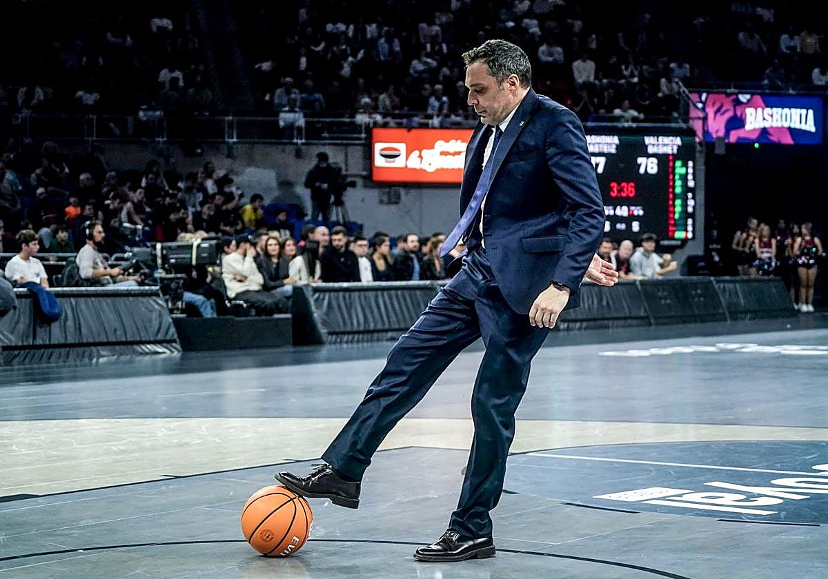 Galbiati pisa el balón en un receso del partido.