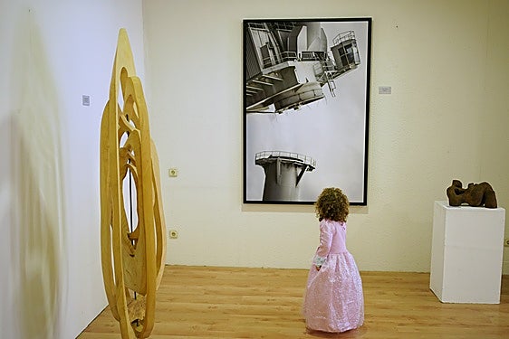 Una niña observa una de las piezas presentes en el hall del espacio.