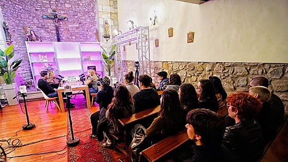 Tres voces de la escena vasca en el videopodcast de la Azoka en una ermita