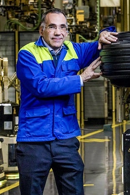 David Udakiola, director general de Michelin Vitoria, en una línea de prensas eléctricas recientemente robotizada en la Avenida del Cantábrico.