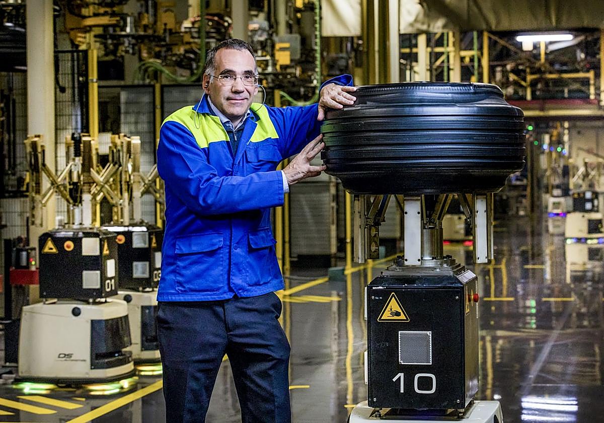 David Udakiola, director general de Michelin Vitoria, en una línea de prensas eléctricas recientemente robotizada en la Avenida del Cantábrico.