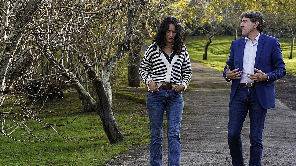 Maider García Martín, paseando junto a Eneko Andueza en Irún.