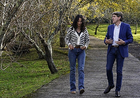 Maider García Goena, paseando junto a Eneko Andueza en Irún.