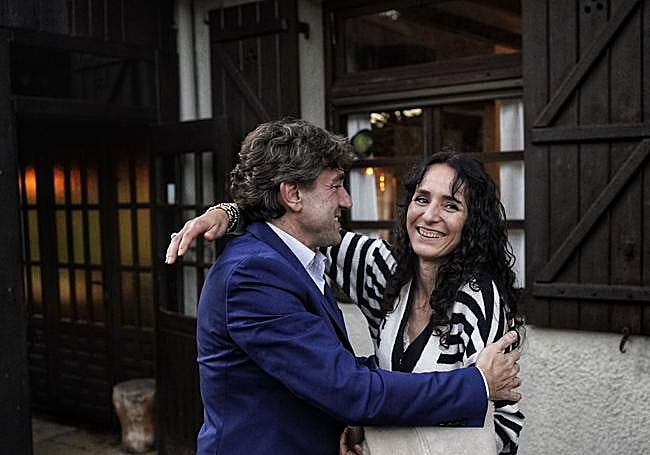 La despedida entre Eneko Andueza y Maider García Goena, con un abrazo.