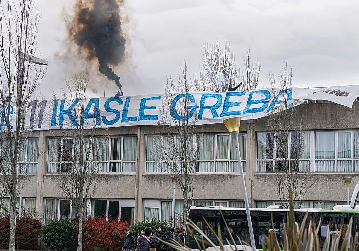 Jóvenes militantes de Ikama despliegan el miércoles una enorme pancarta en la Facultad de Ciencias de Leioa.