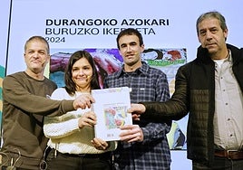 Beñat Gaztelurrutia, Lide Rekondo, Unai Oiartzun eta Gotzon Gomez, ikerketaren emaitzak emateko aurkezpenean.