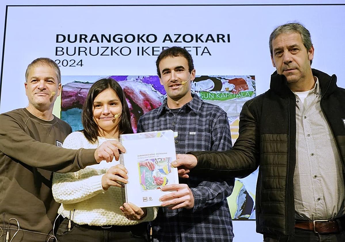 Beñat Gaztelurrutia, Lide Rekondo, Unai Oiartzun eta Gotzon Gomez, ikerketaren emaitzak emateko aurkezpenean.