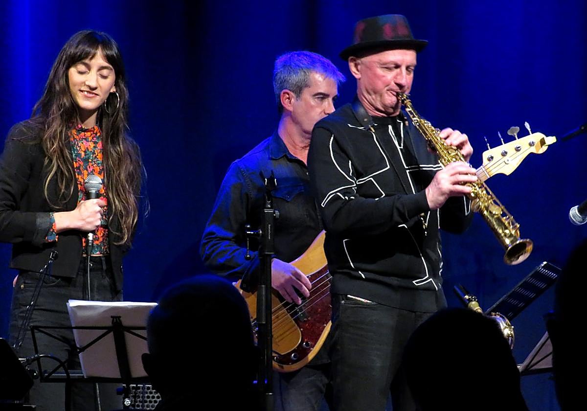 Asurmendi al micro y Olejniczak al soprano.