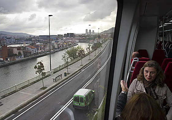 Vista de la ría de Bilbao desde la ventanilla de un tren procedente de Santander.