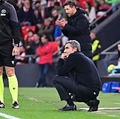 Valverde, pensativo en la banda, con Simeone detrás.