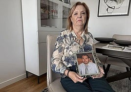 María Cristina clama justicia por la muerte de su hijo, en accidente in itinere durante la dana, mientras sostiene su fotografía.