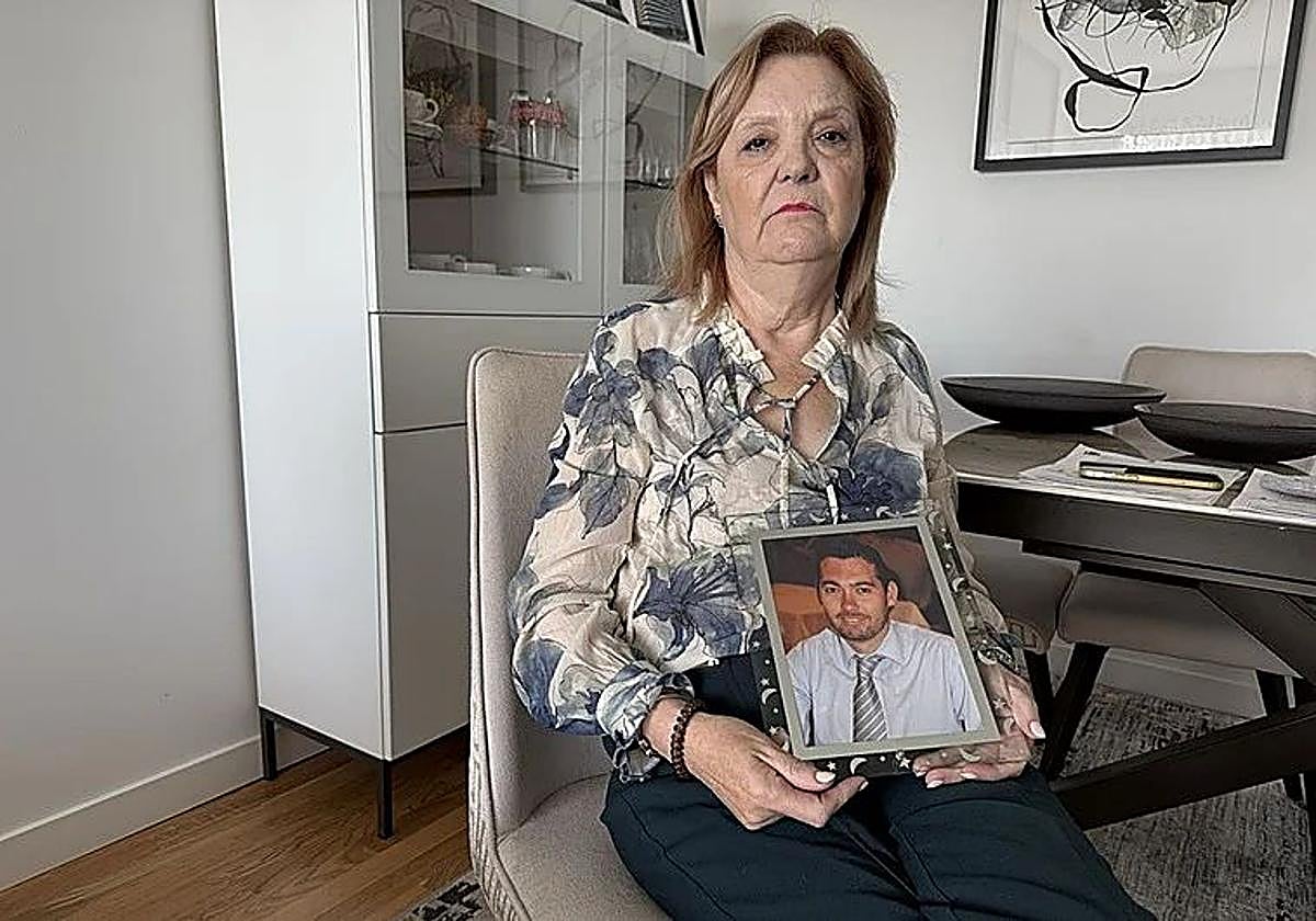 María Cristina clama justicia por la muerte de su hijo, en accidente in itinere durante la dana, mientras sostiene su fotografía.