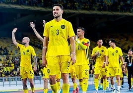 Garcés, junto a varios compañeros, tras la victoria contra Vietnam.