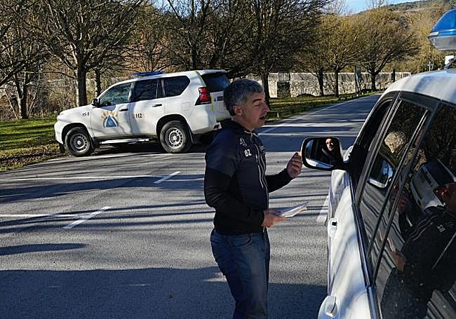 El responsable de Emergencias del Gobierno vasco, Jon Apodaka, conversa con una patrulla de la Ertzaintza en Trespuentes.