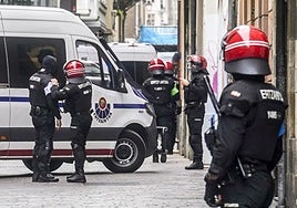 Intervención de la Ertzaintza en una calle de Vitoria.