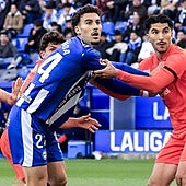 Parada y Soler se agarran en una acción a balón parado del derbi del sábado.