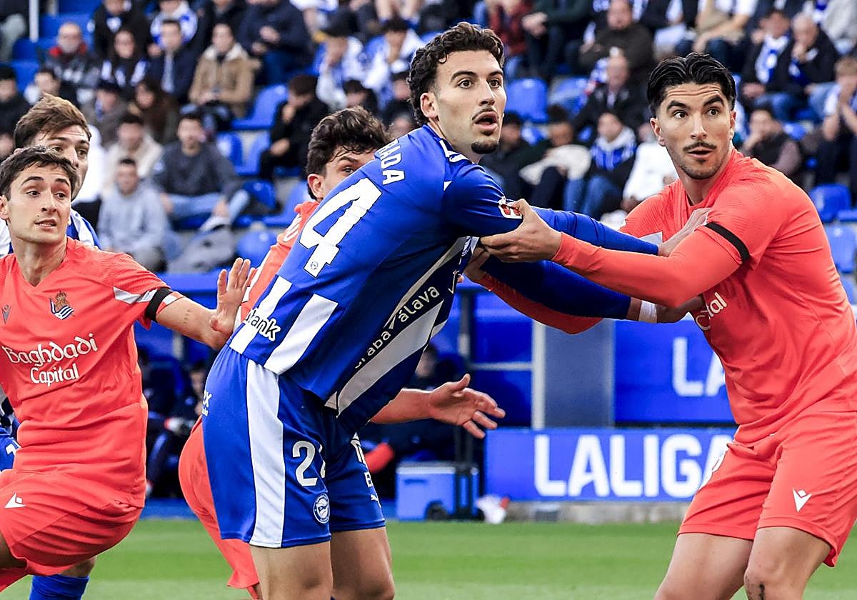 Parada y Soler se agarran en una acción a balón parado del derbi del sábado.