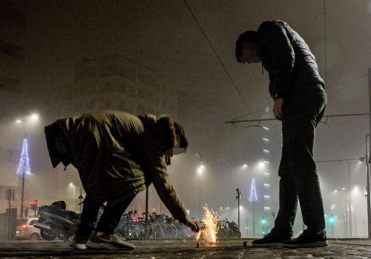 Encendido de un petardo en Nochevieja.