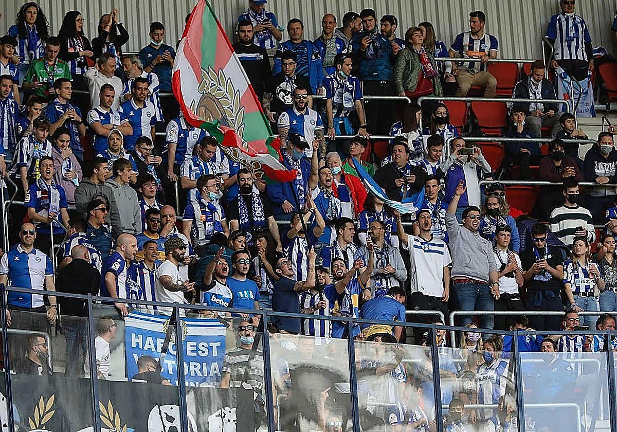 Aficionados del Alavés en el encuentro de la temporada pasada en El Sadar