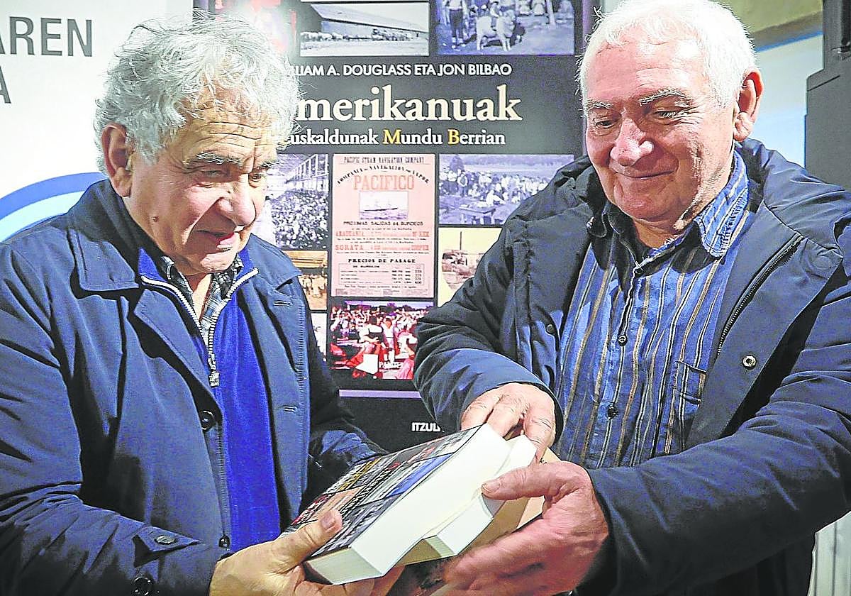 Bernardo Atxaga y Joseba Sarrionandia, este domingo en el encuentro sobre 'Amerikanuak' y la diáspora vasca en Durango.