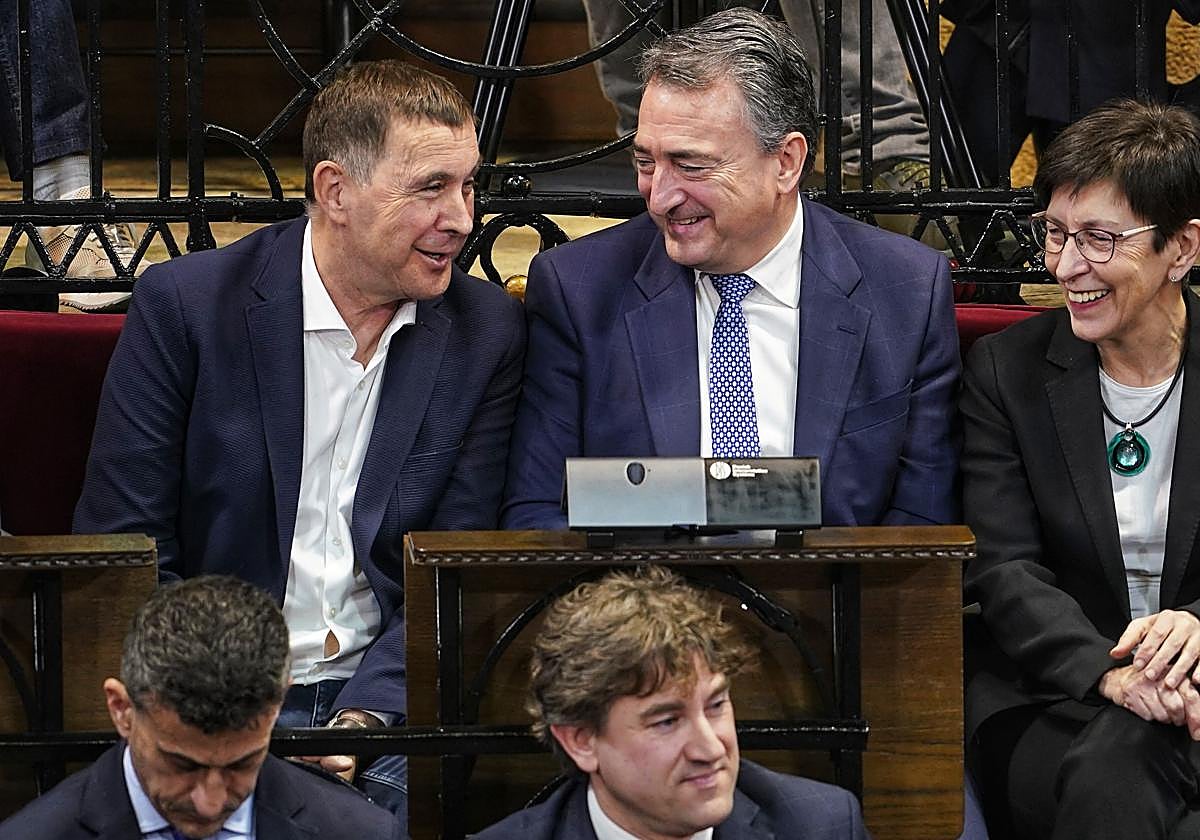 PNV, Bildu y PSE intensifican los contactos para tratar de llegar a un acuerdo estatutario