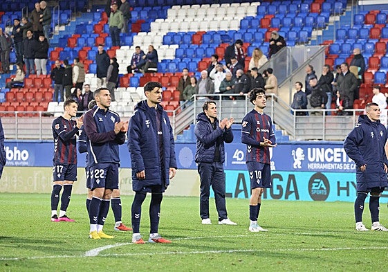 El aplauso del técnico y la plantilla a la afición tras consumarse la derrota es la viva imagen de la desolación que se vive en Ipurua.